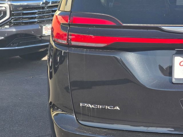 Used 2023 Chrysler Pacifica Touring-L image 8