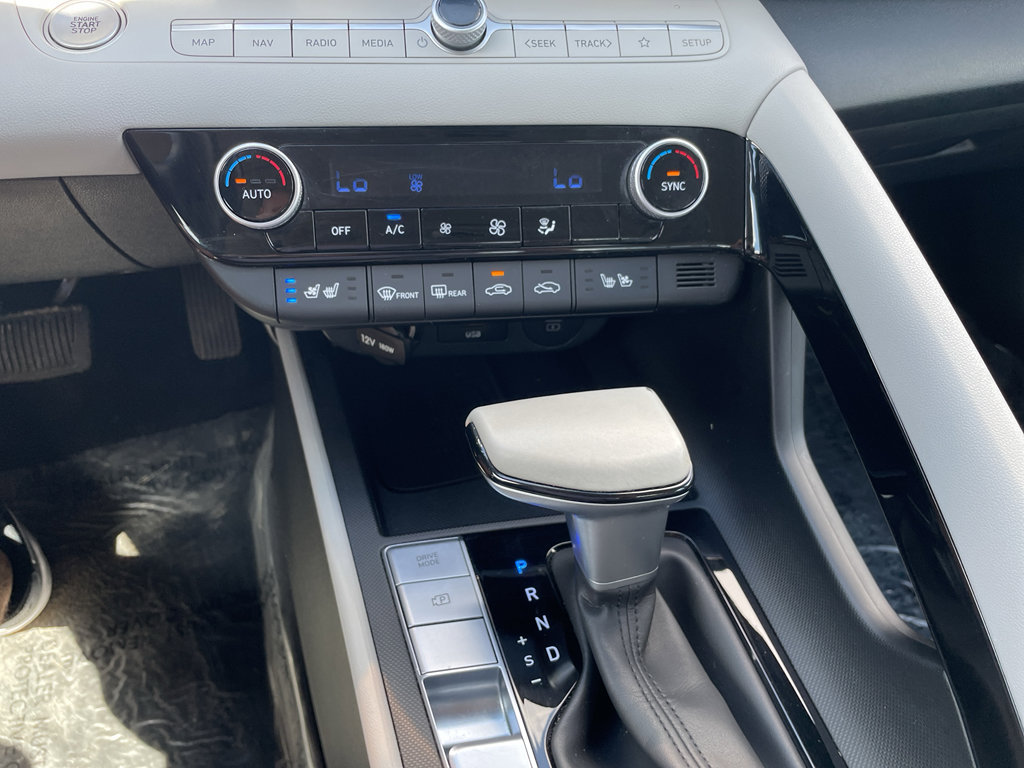Certified 2025 Hyundai Elantra Limited FWD image 17