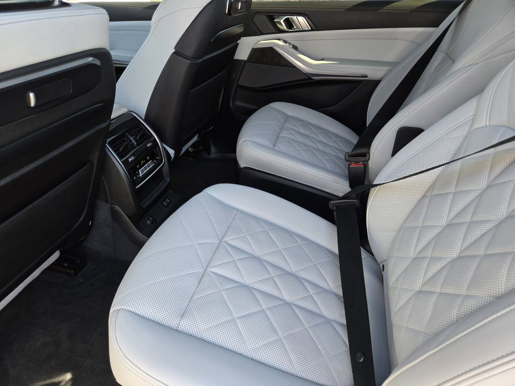 Used 2024 BMW X7 xDrive40i w/ Premium Package image 32