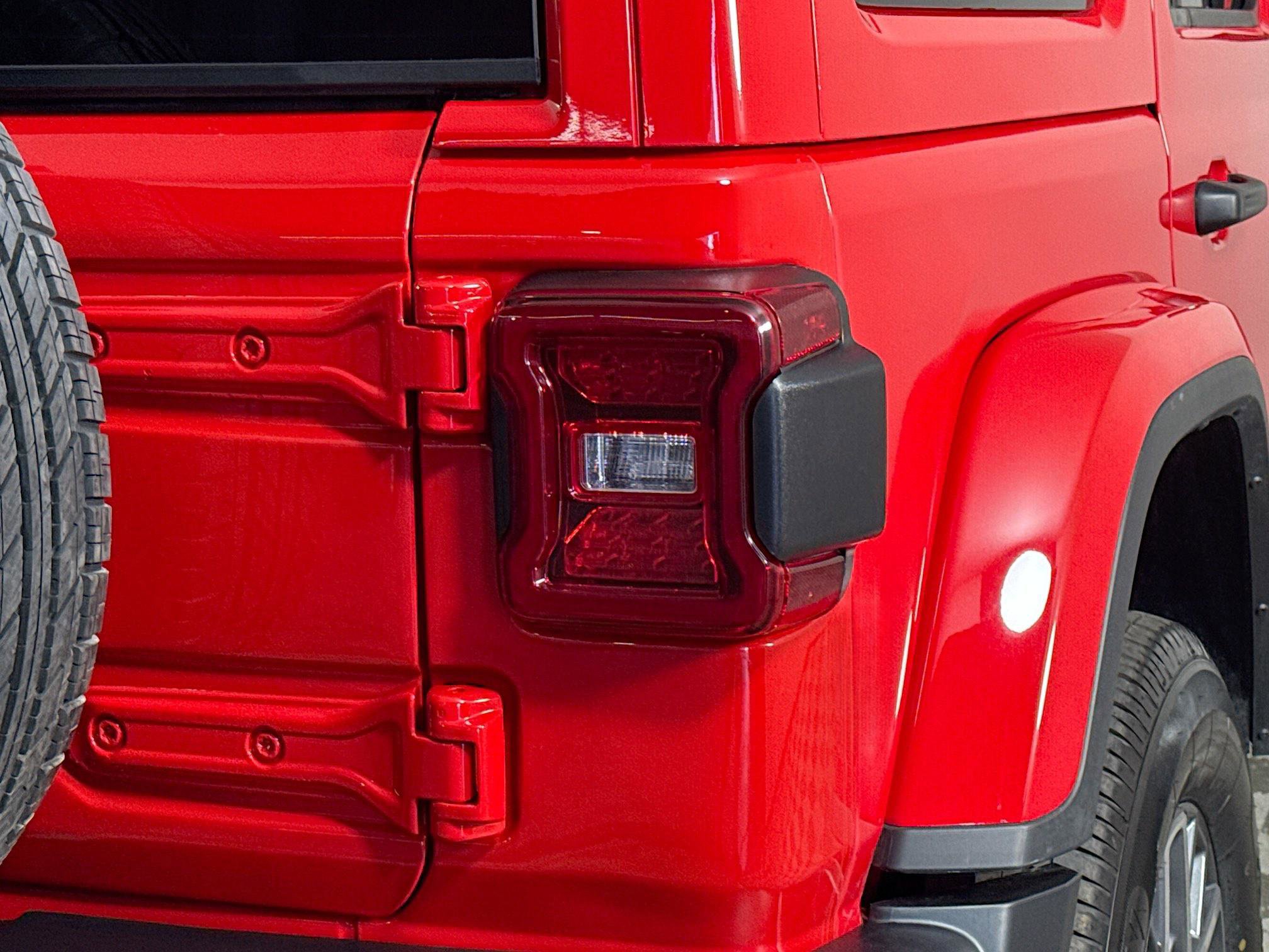 Used 2025 Jeep Wrangler Sahara image 34