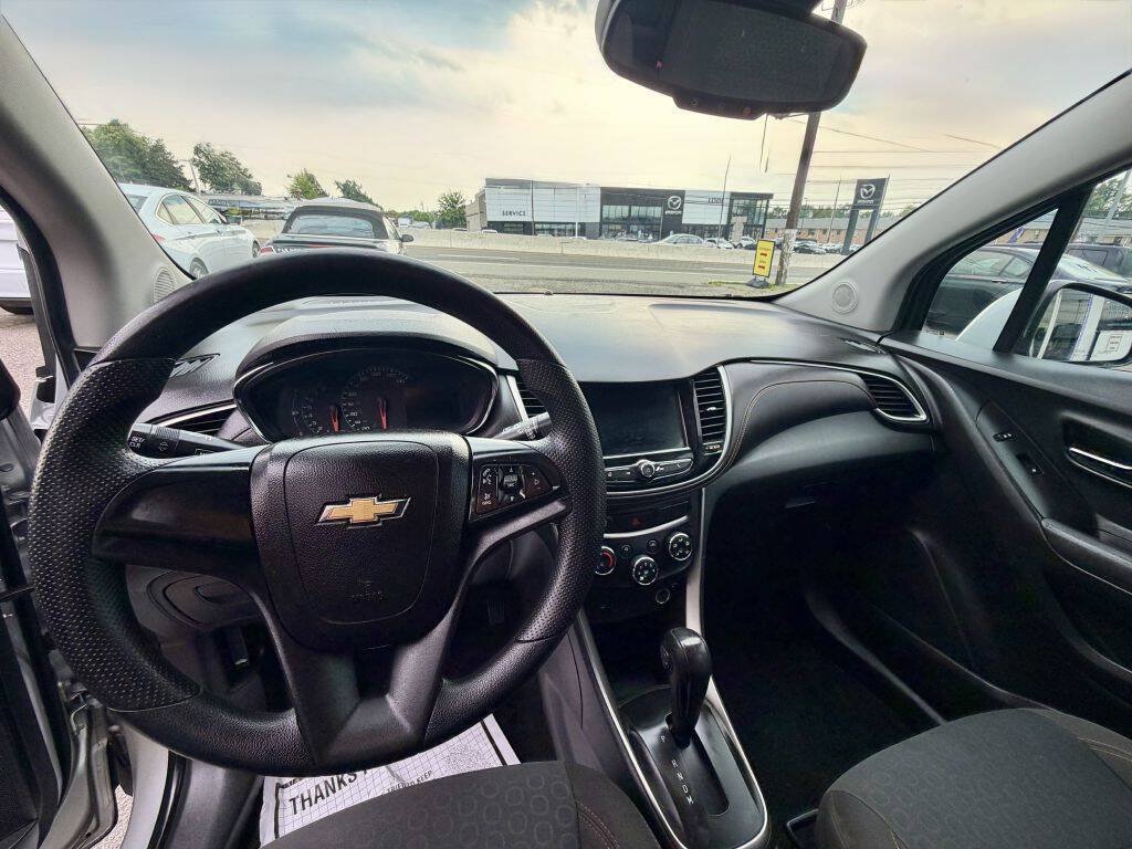 Used 2018 Chevrolet Trax LS FWD image 18