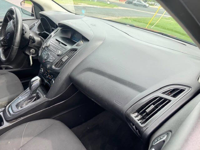Used 2015 Ford Focus SE w/ SE Sport Package image 17