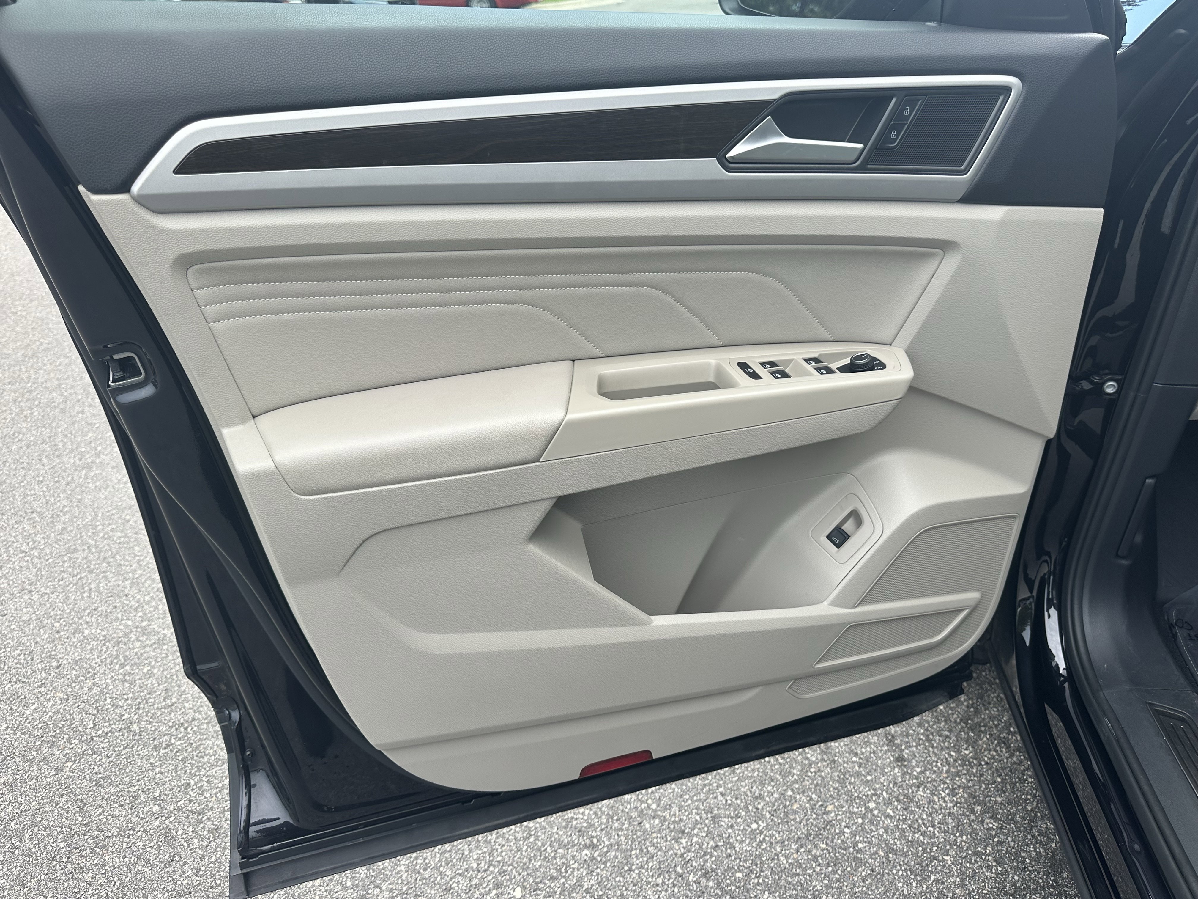 Used 2022 Volkswagen Atlas SE w/ Black Wheel Package image 13