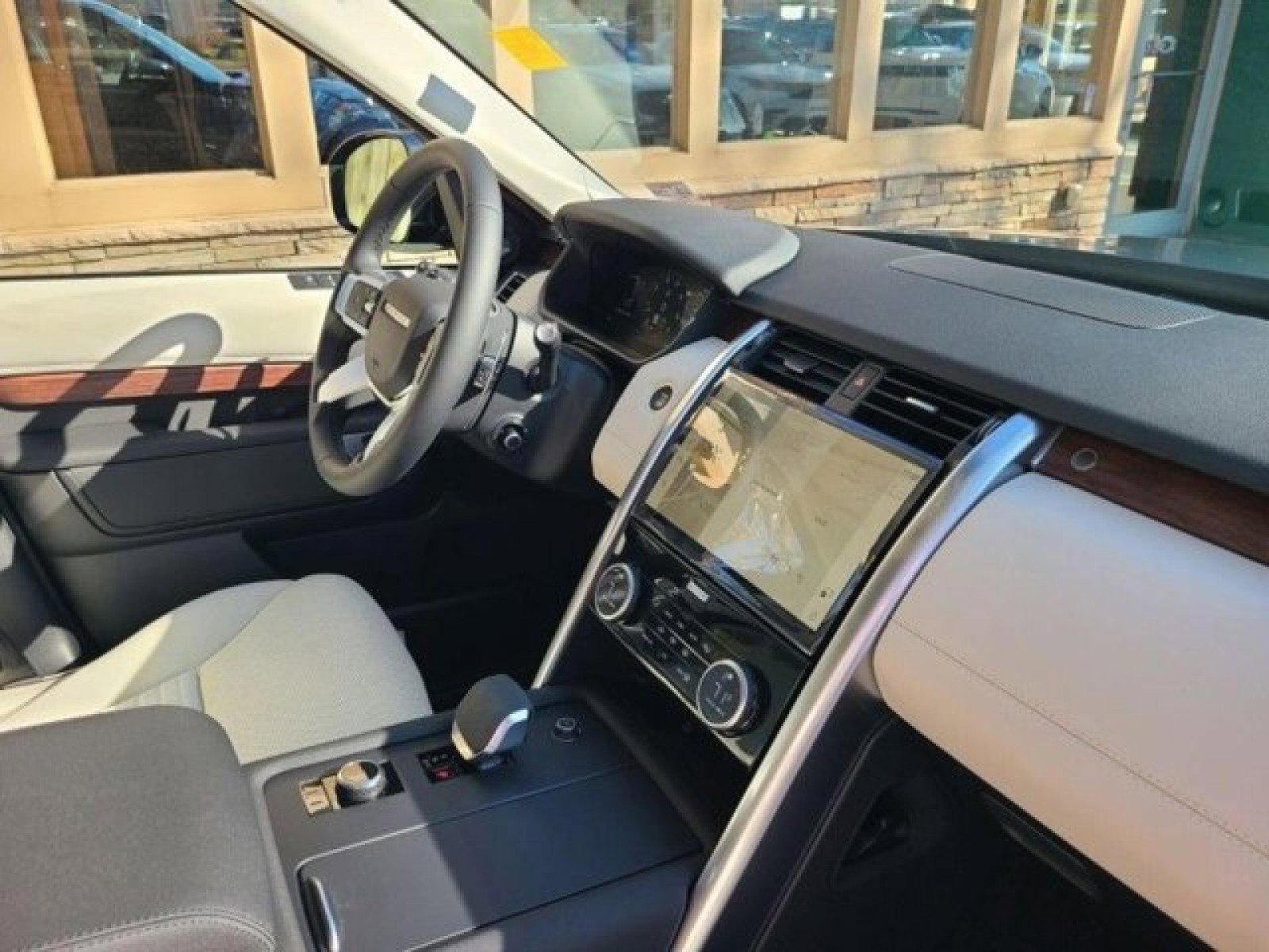 Certified 2024 Land Rover Discovery S image 22