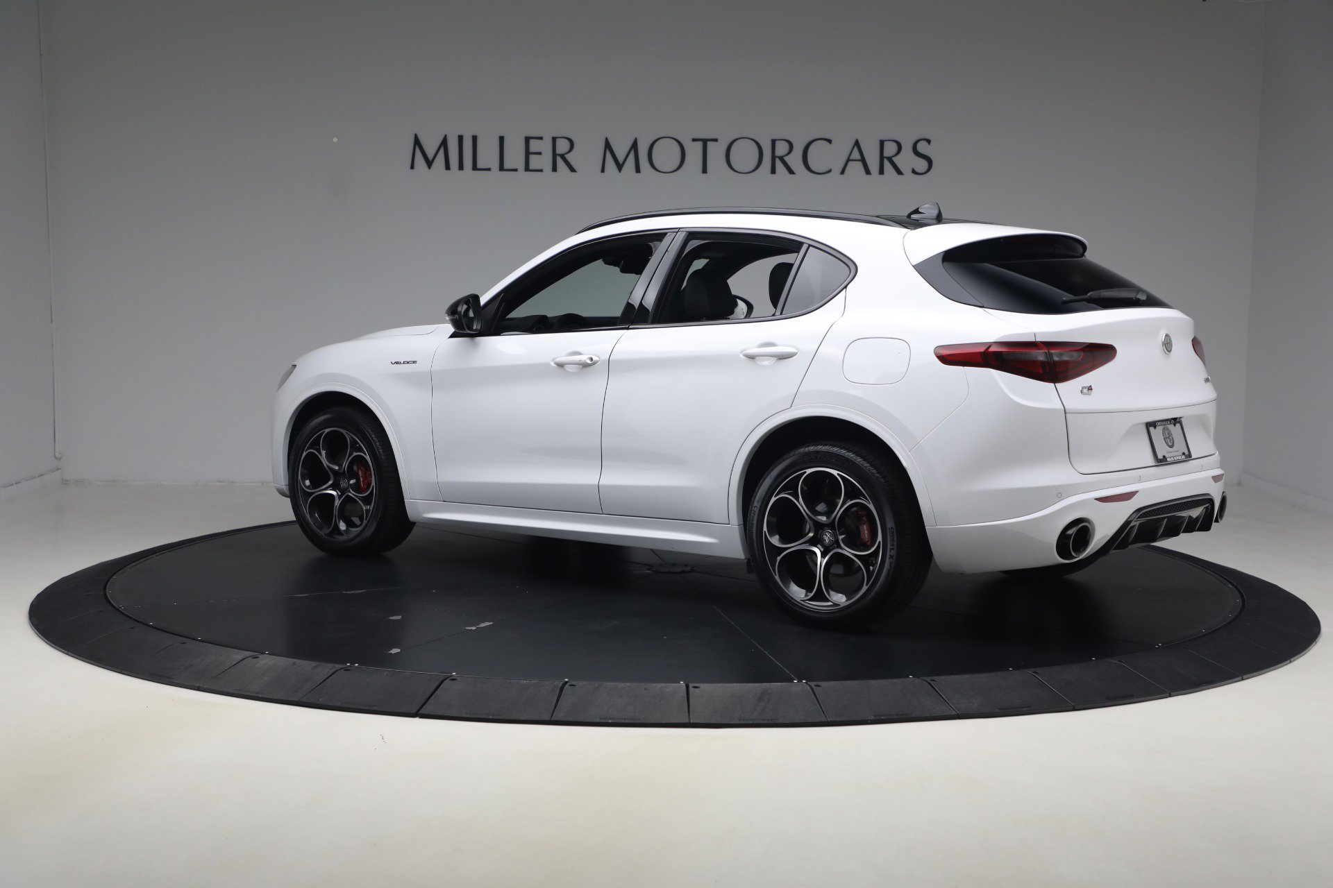 Used 2023 Alfa Romeo Stelvio Veloce AWD/4WD image 4