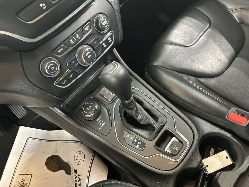 Used 2019 Jeep Cherokee Latitude Plus AWD/4WD image 17