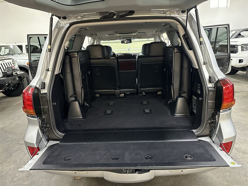 Used 2011 Lexus LX 570 4WD w/ Luxury Pkg image 17
