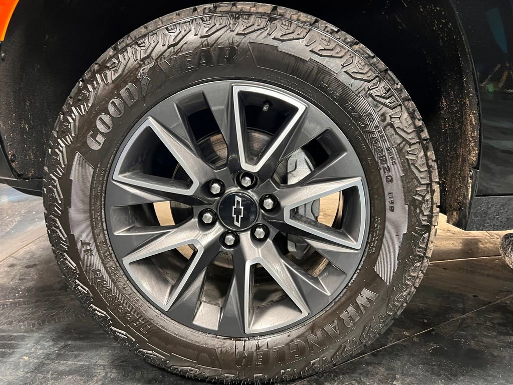 Used 2023 Chevrolet Suburban Z71 w/ Luxury Package AWD/4WD image 34