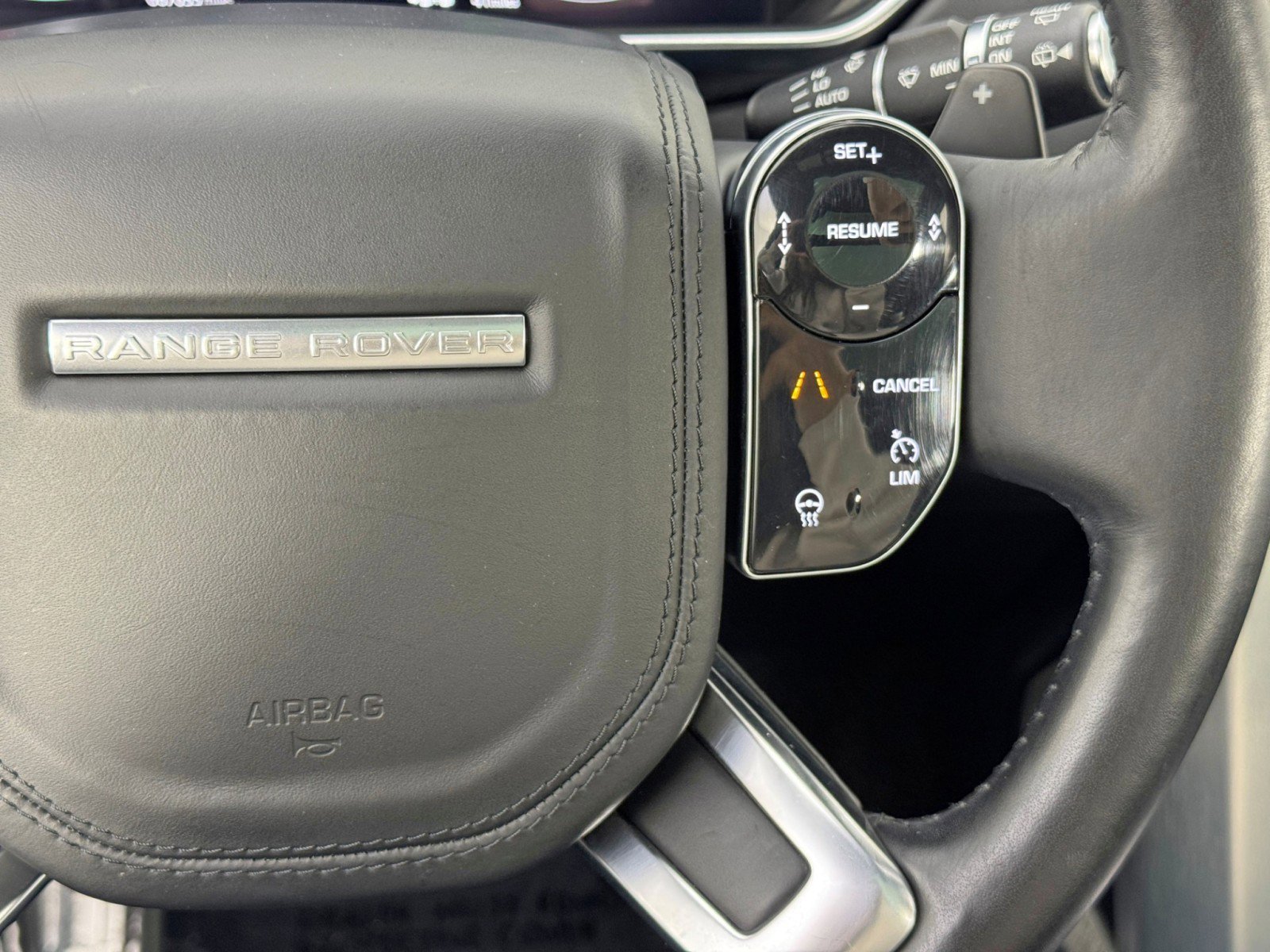 Used 2020 Land Rover Range Rover HSE image 24