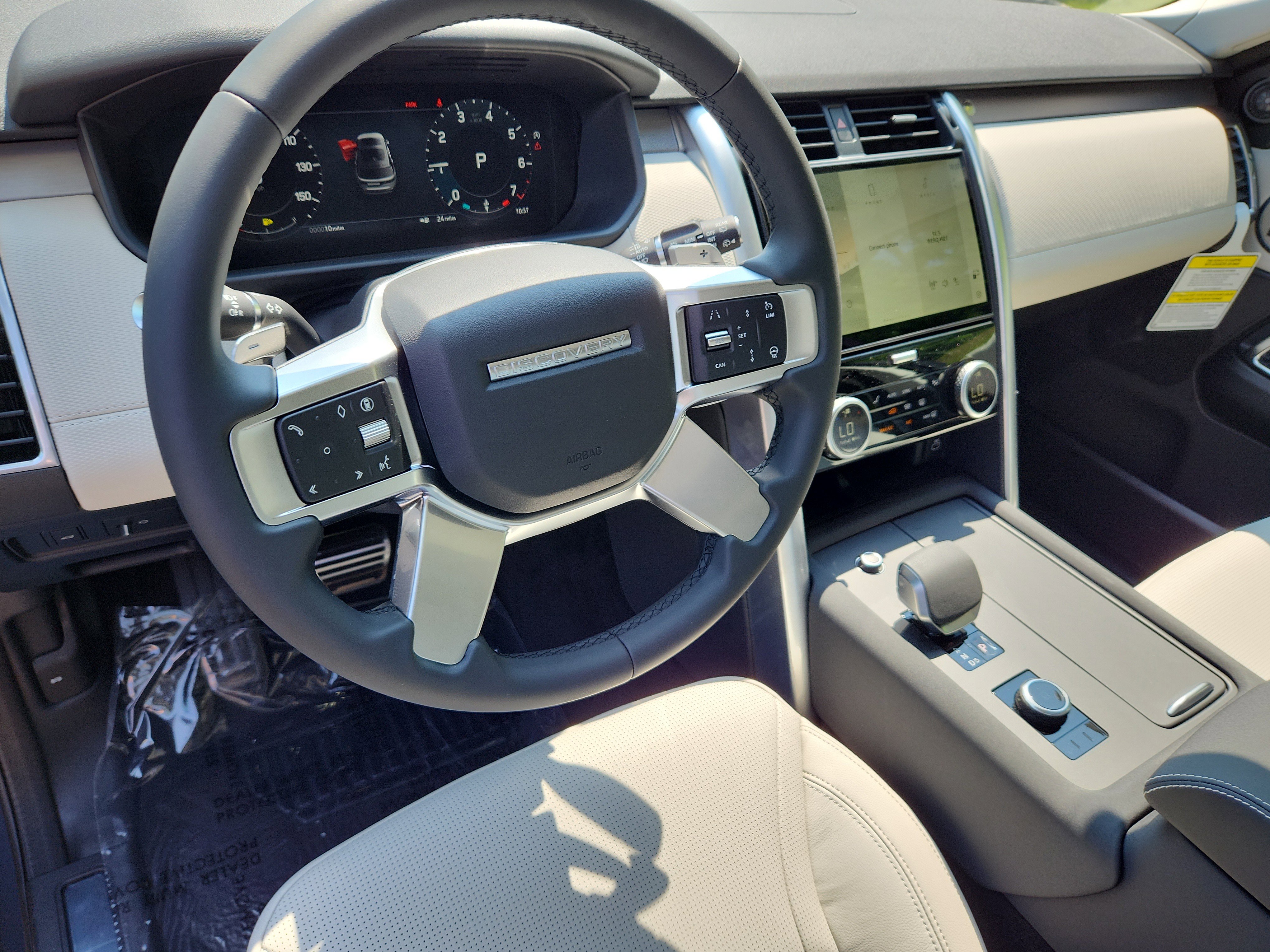 New 2025 Land Rover Discovery Dynamic SE image 15