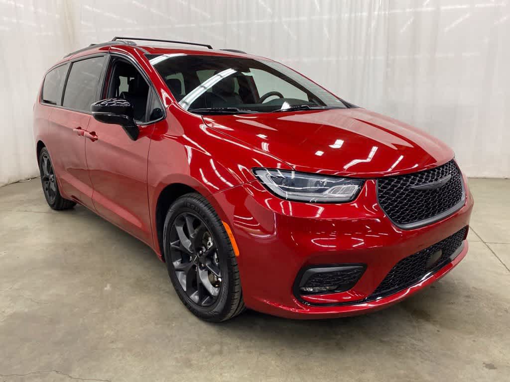 Used 2025 Chrysler Pacifica Limited FWD image 8