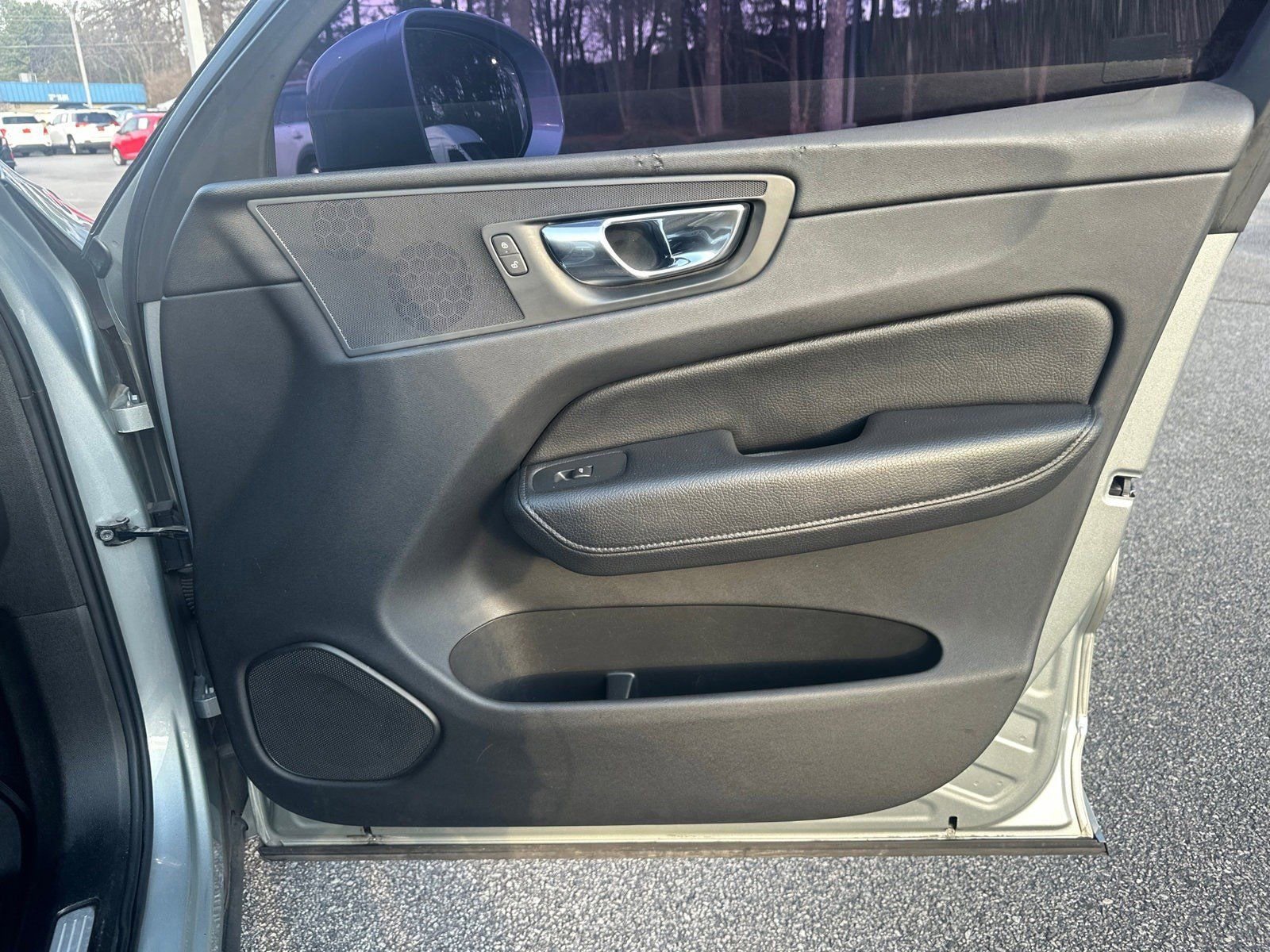 Used 2018 Volvo XC60 T5 Momentum w/ Convenience Package image 14