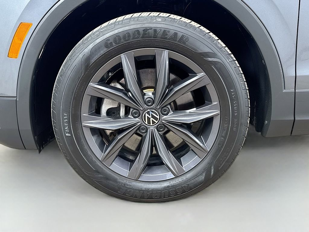 Used 2022 Volkswagen Tiguan SE w/ Panoramic Sunroof Package AWD/4WD image 38