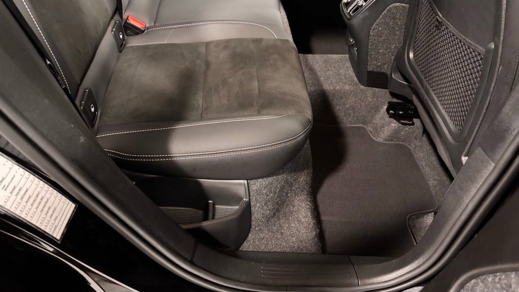 Certified 2025 Volvo XC40 B5 Plus image 26