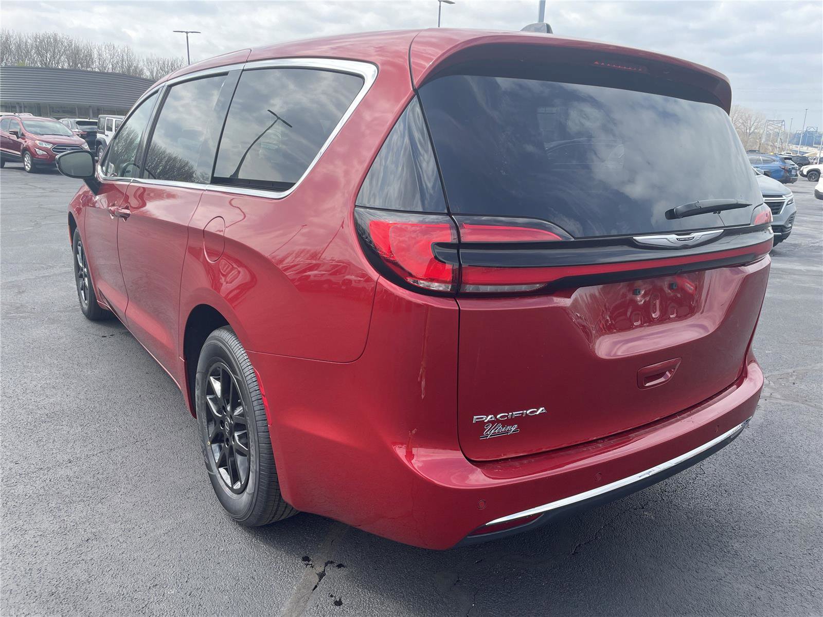 Used 2025 Chrysler Pacifica Select FWD image 3