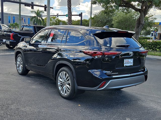 New 2025 Toyota Highlander Platinum image 3