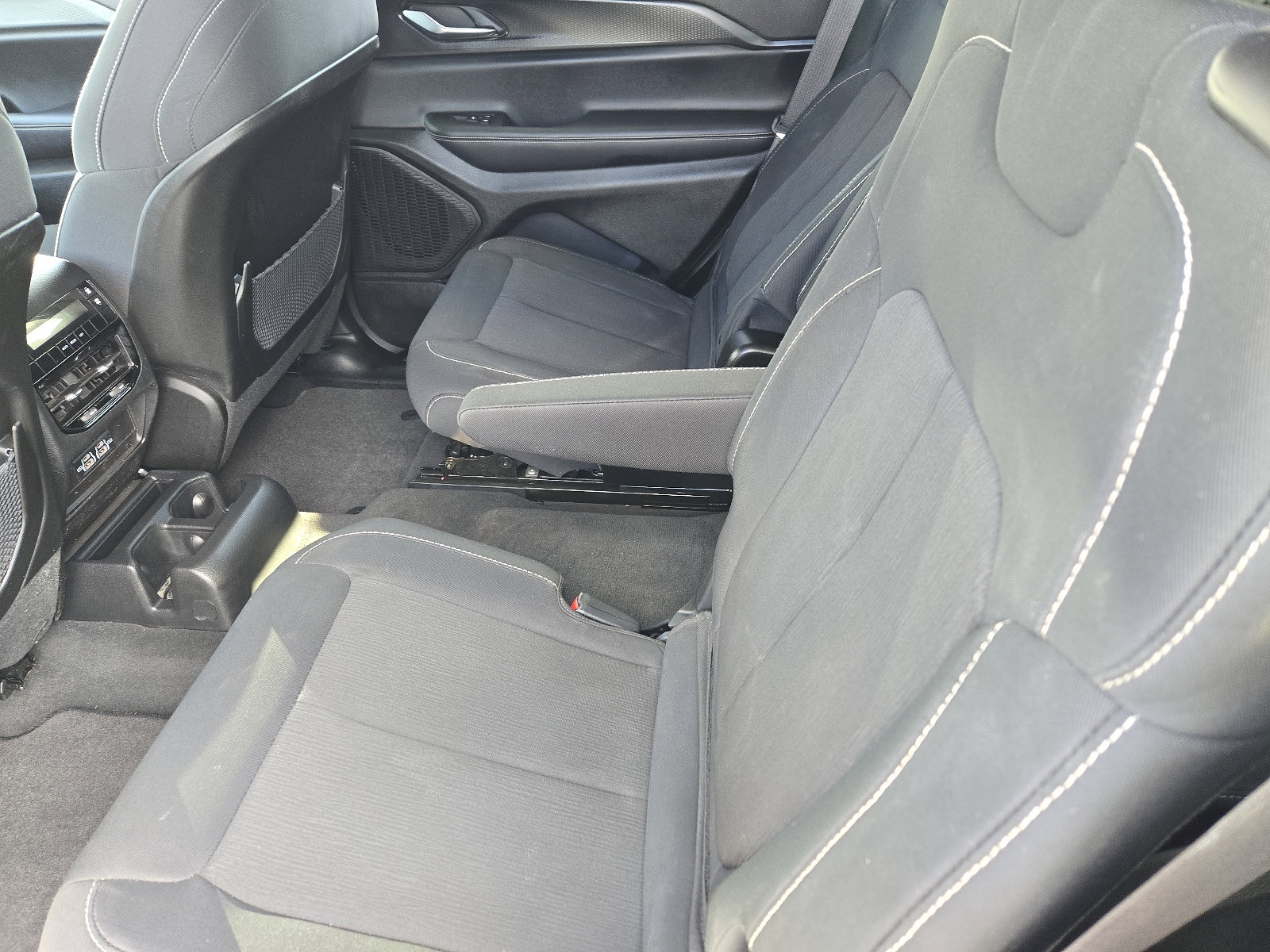 Used 2024 Jeep Grand Cherokee L Laredo image 10