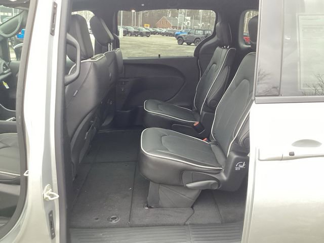 New 2026 Chrysler Pacifica Limited image 23