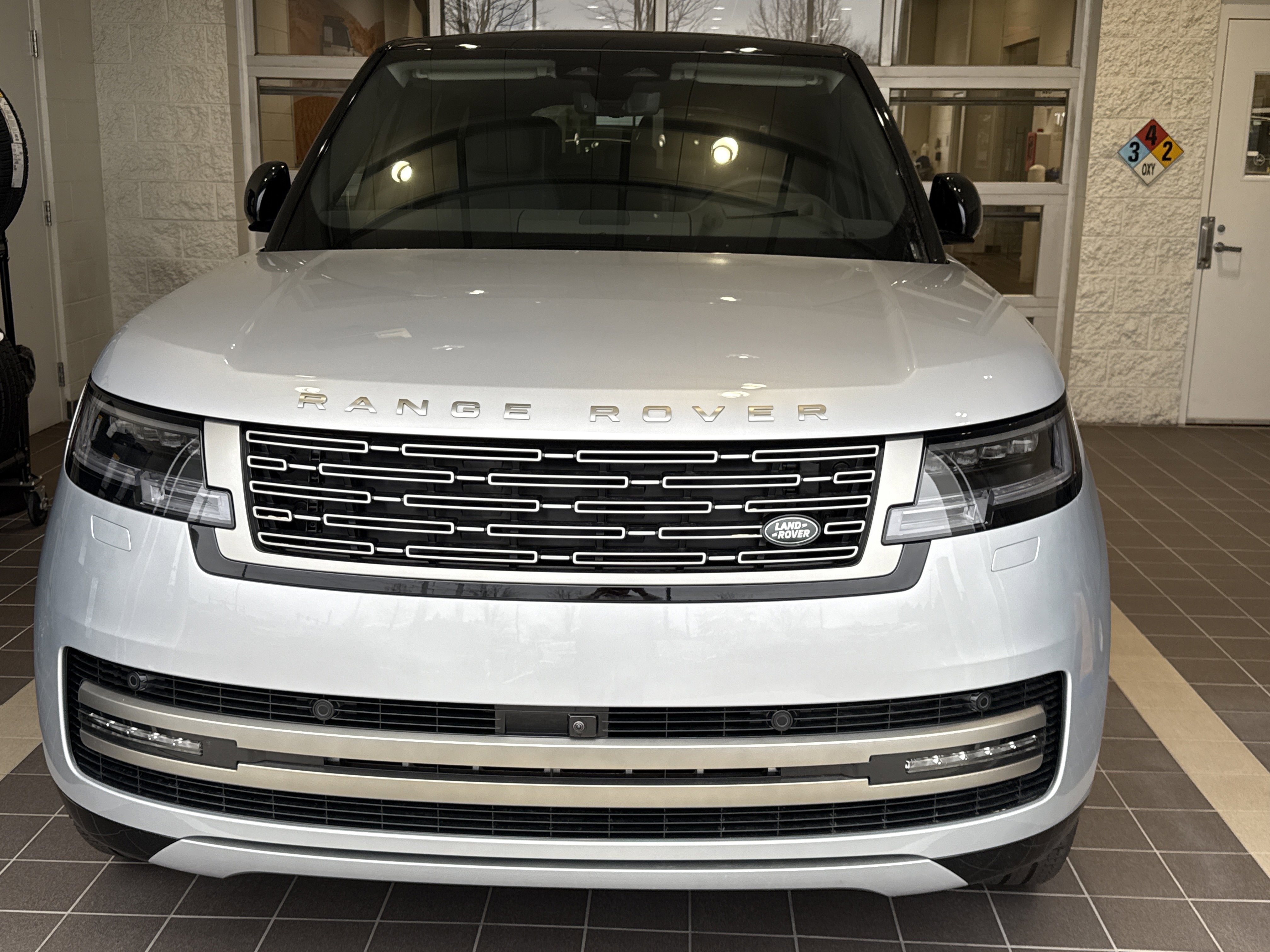 New 2025 Land Rover Range Rover SE image 1