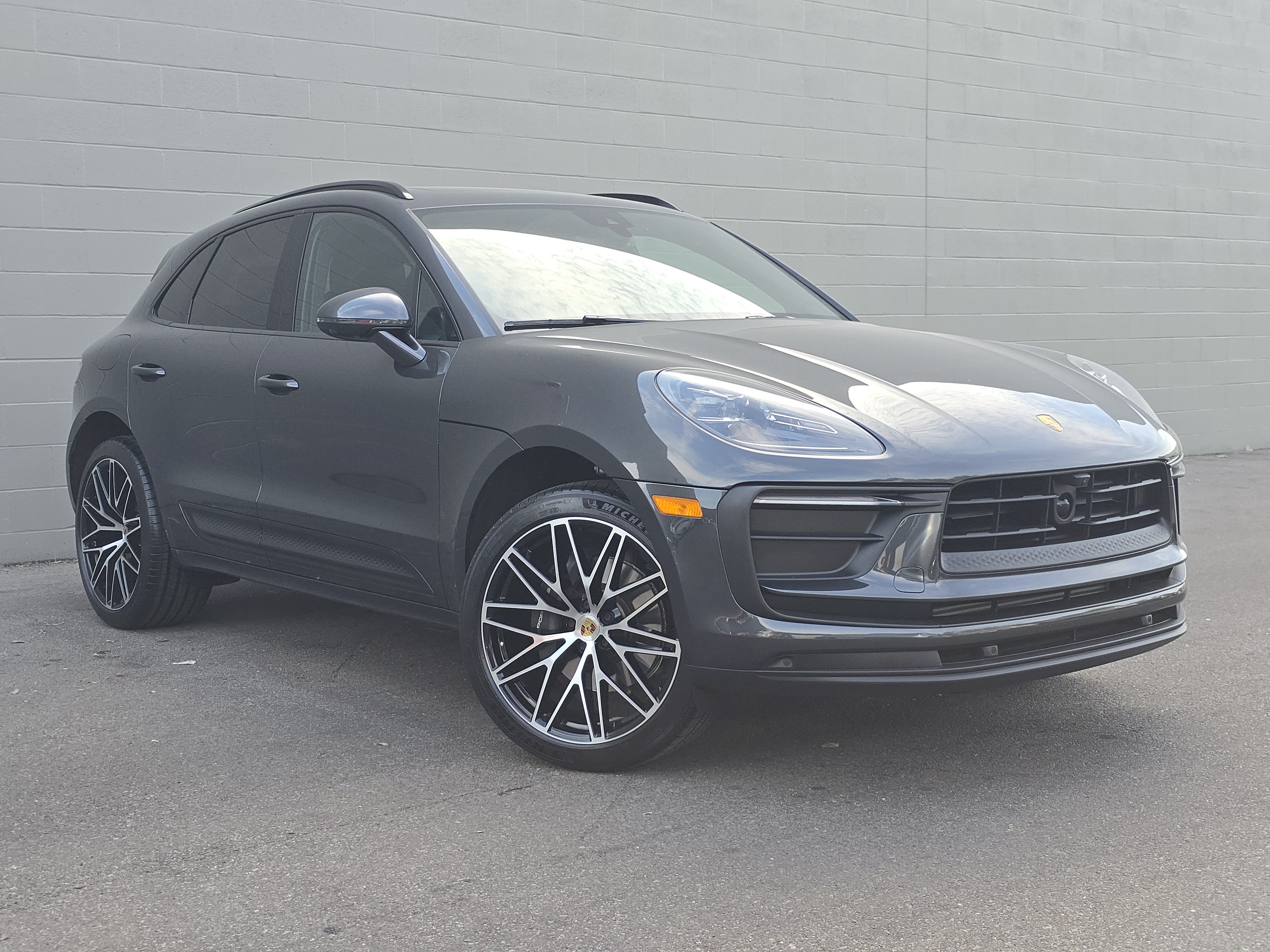 Certified 2025 Porsche Macan AWD/4WD image 7