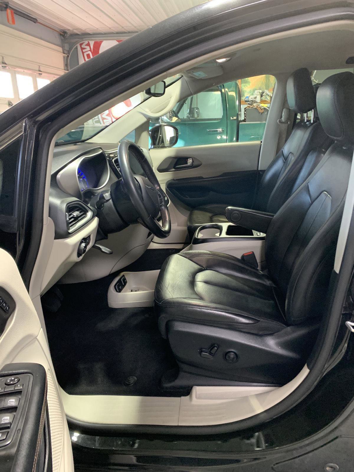 Used 2020 Chrysler Pacifica Touring-L Plus image 9