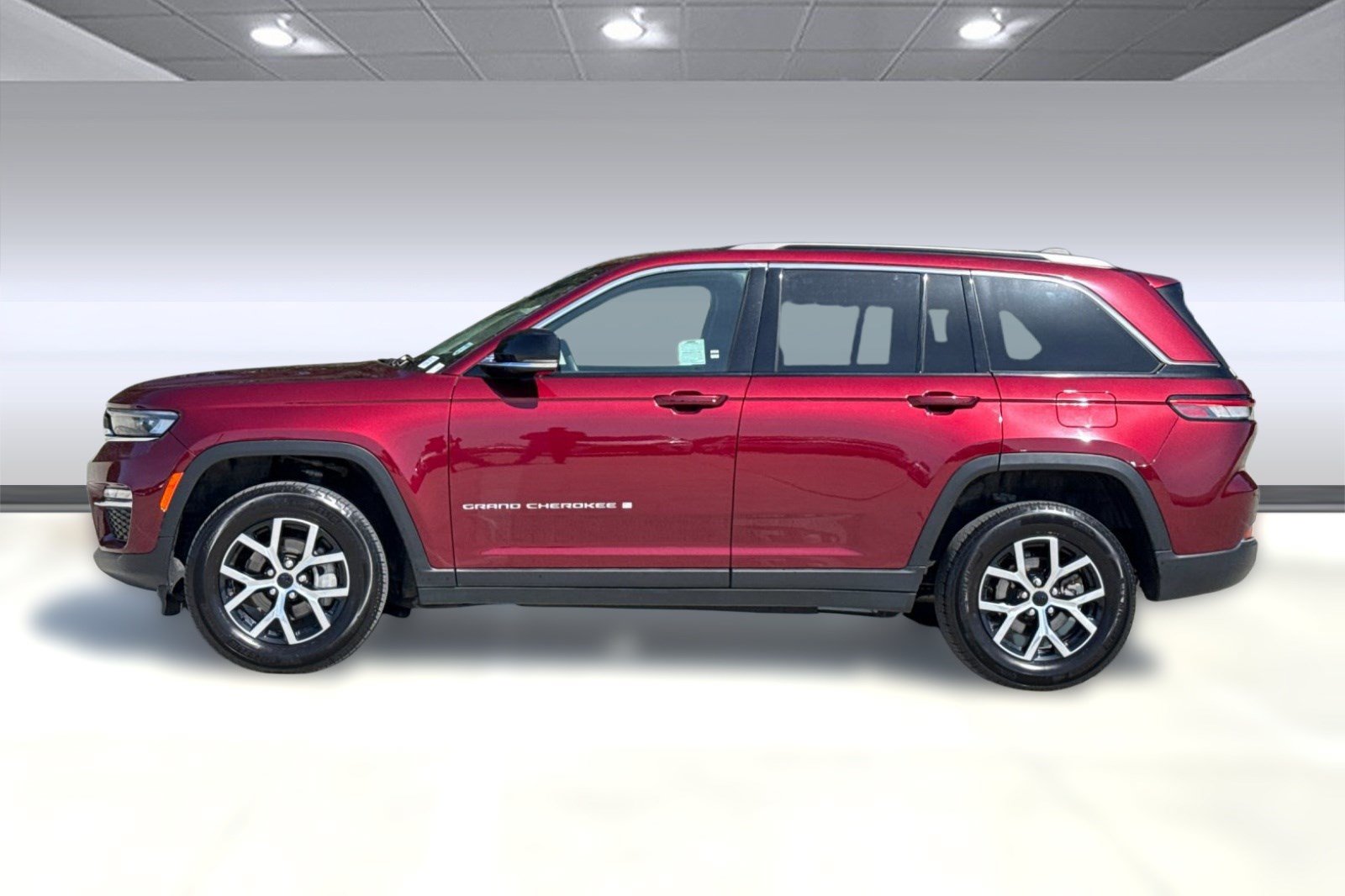 Used 2024 Jeep Grand Cherokee Limited AWD/4WD image 2