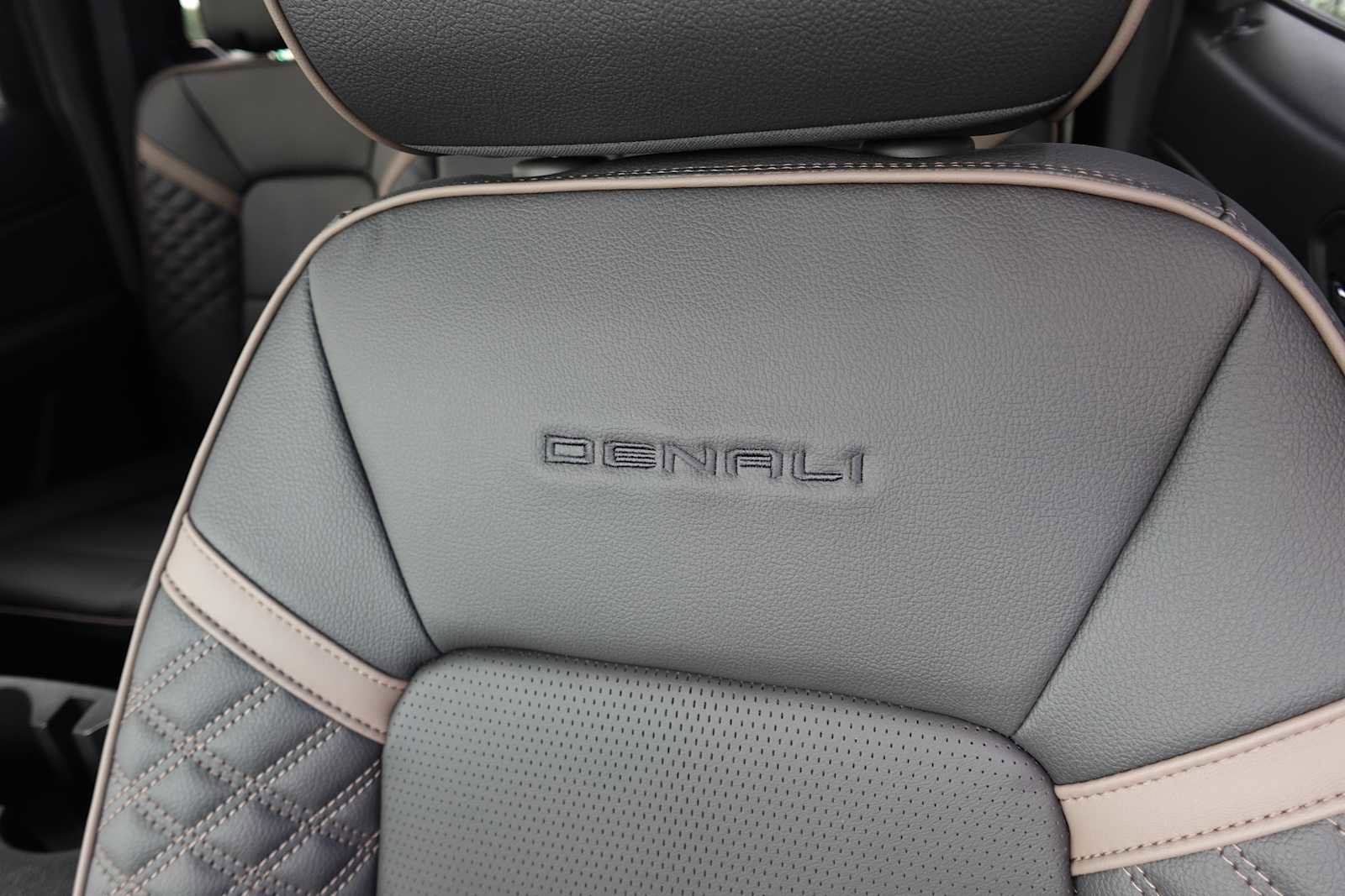 New 2026 GMC Canyon Denali w/ LPO, Denali Black Edition image 14