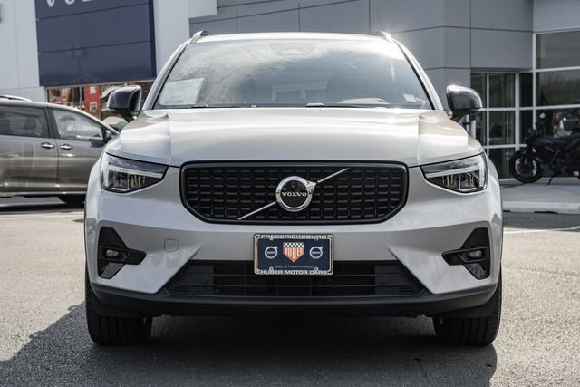 Used 2023 Volvo XC40 B5 Plus w/ Climate Package image 2