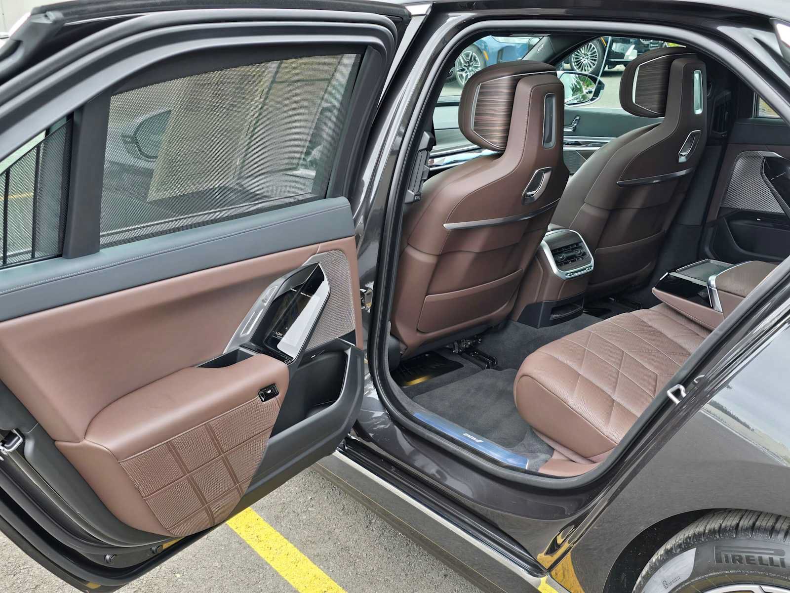 Used 2023 BMW i7 xDrive60 AWD/4WD image 15