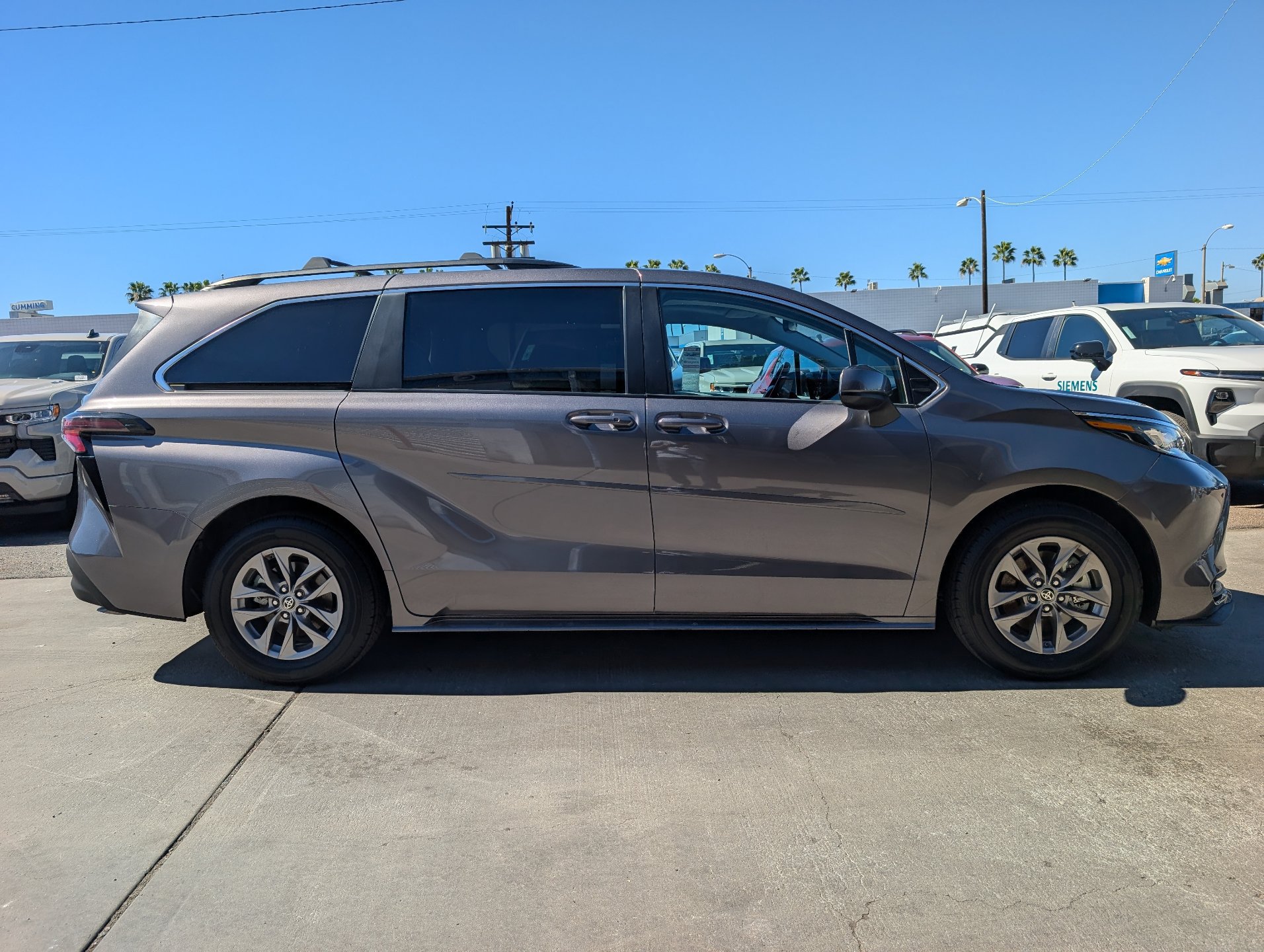 Used 2023 Toyota Sienna LE w/ LE Plus Package FWD image 7
