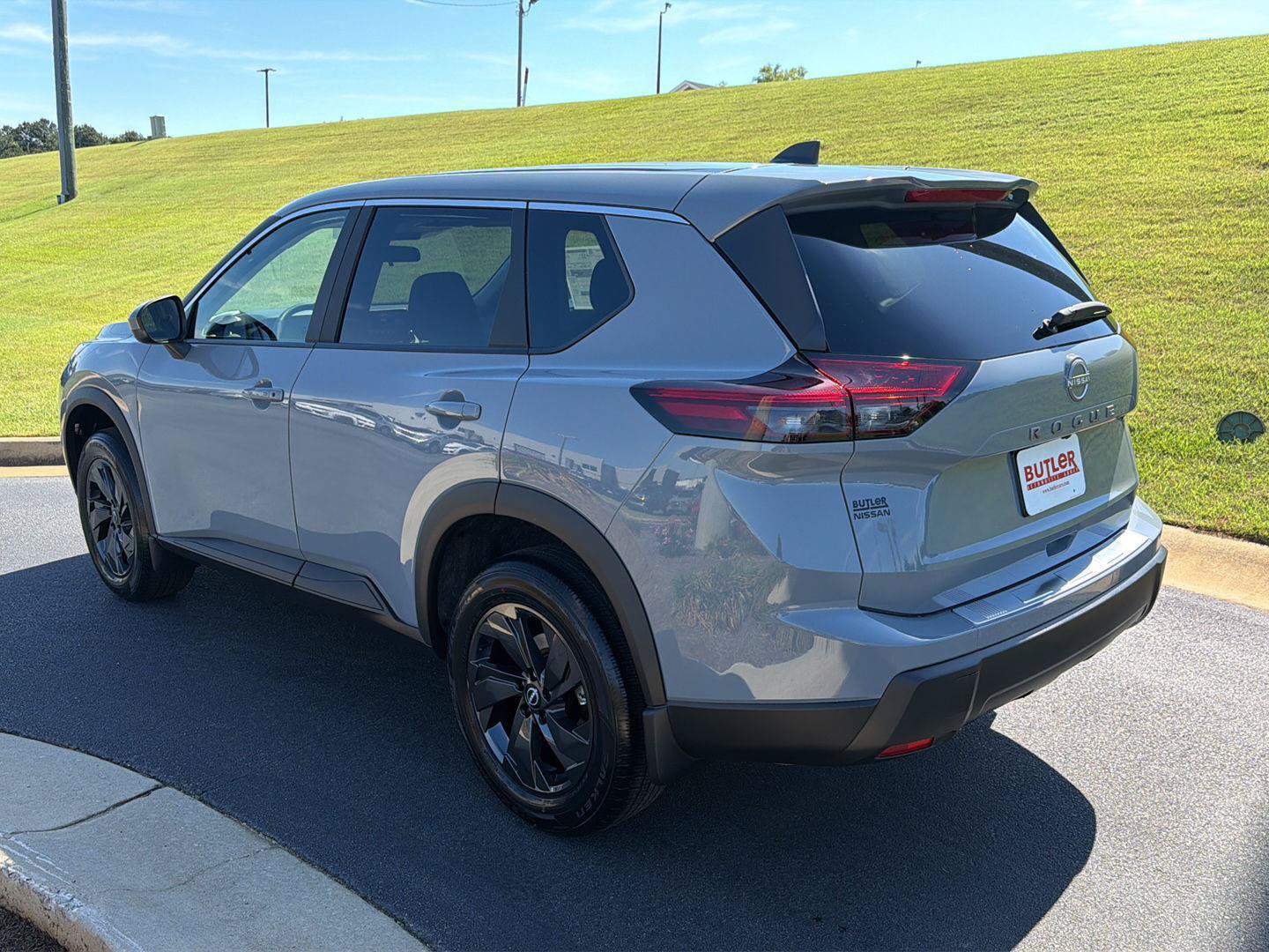 New 2026 Nissan Rogue SV w/ Cold Weather Package FWD image 4