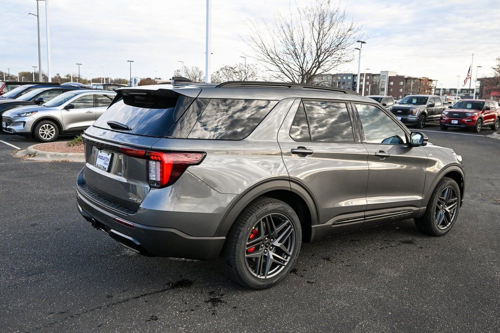 New 2026 Ford Explorer ST-Line w/ ST-Line Street Pack image 5