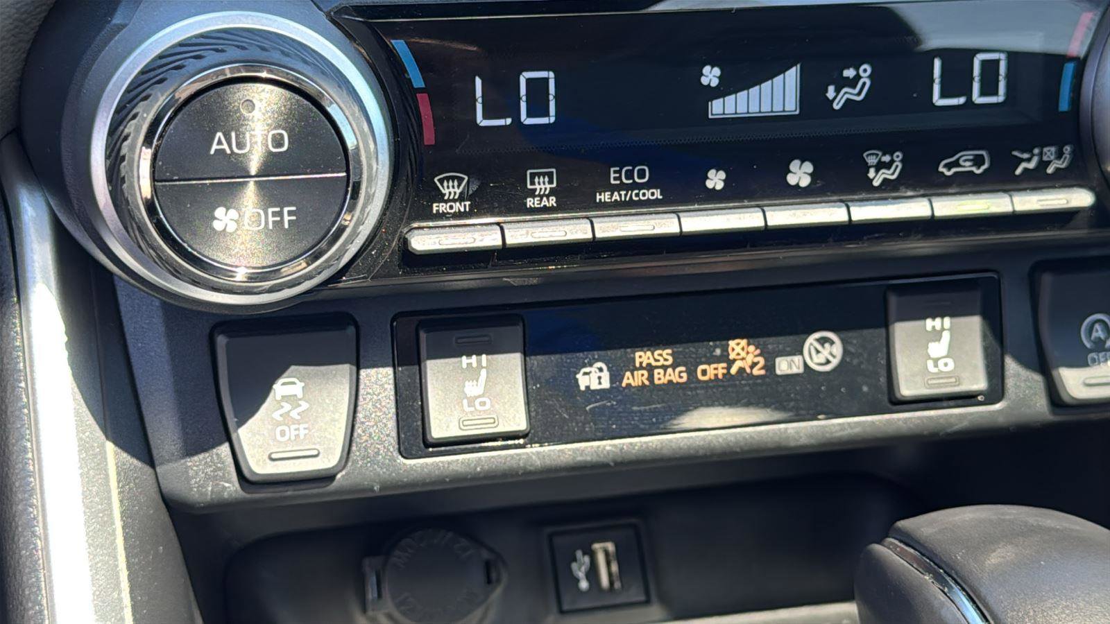 Used 2023 Toyota RAV4 XLE Premium image 21