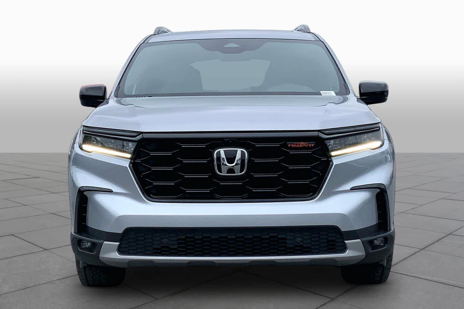 Used 2025 Honda Pilot TrailSport image 4