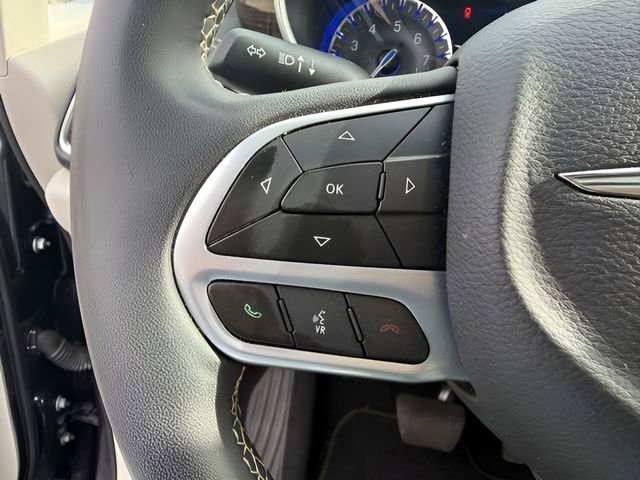 Used 2023 Chrysler Pacifica Limited FWD image 36