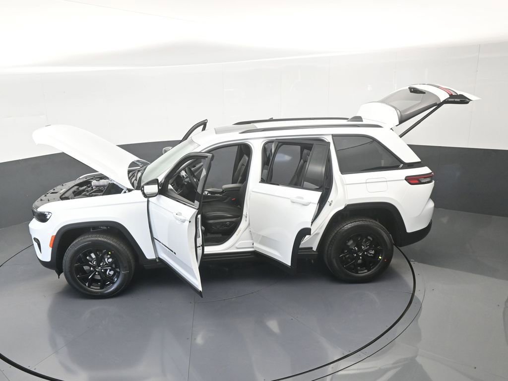 Used 2025 Jeep Grand Cherokee Altitude RWD image 57