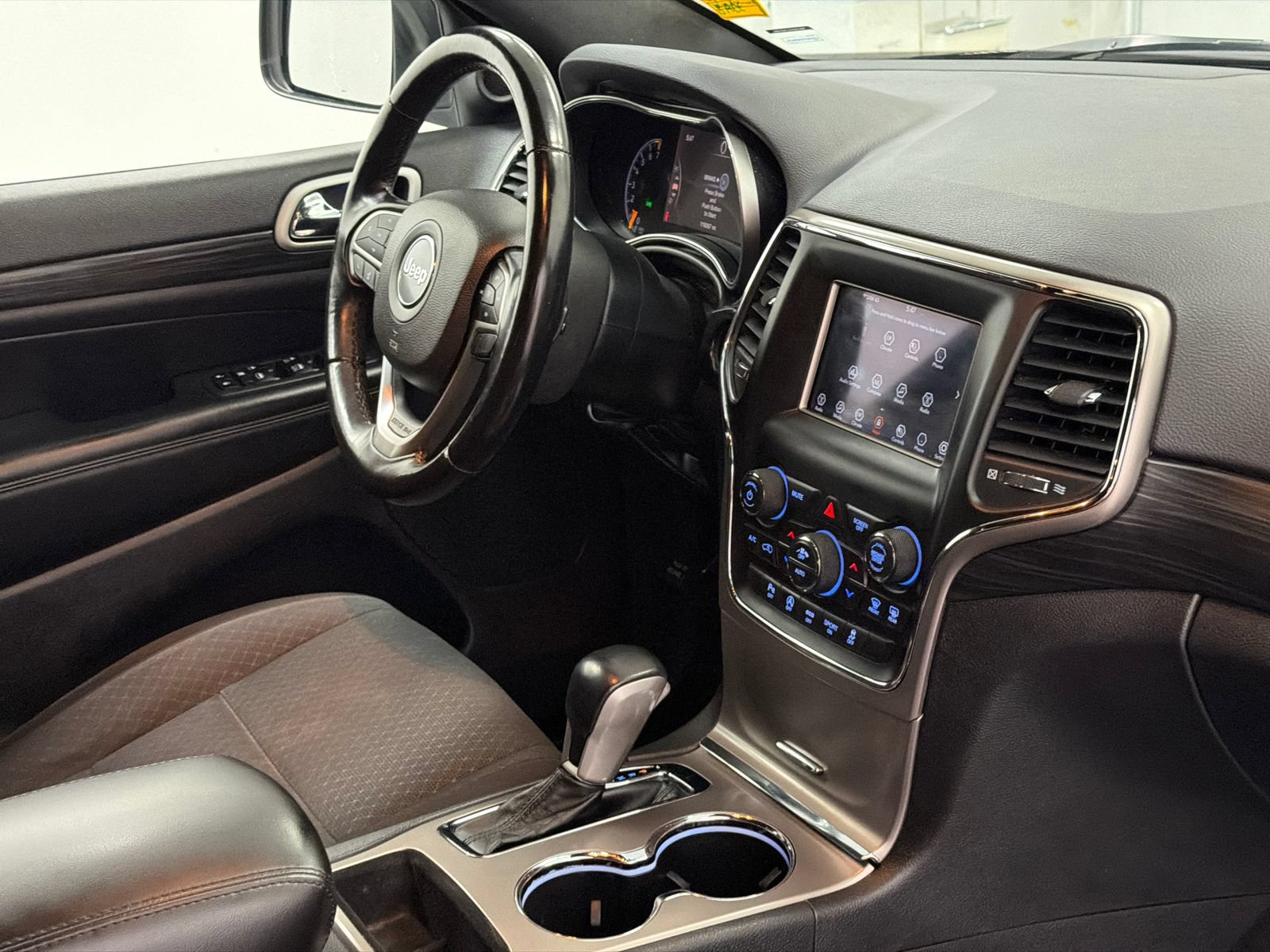 Used 2021 Jeep Grand Cherokee Laredo AWD/4WD image 9