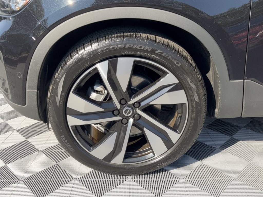 Used 2025 Volvo XC40 B5 Ultra AWD/4WD image 13