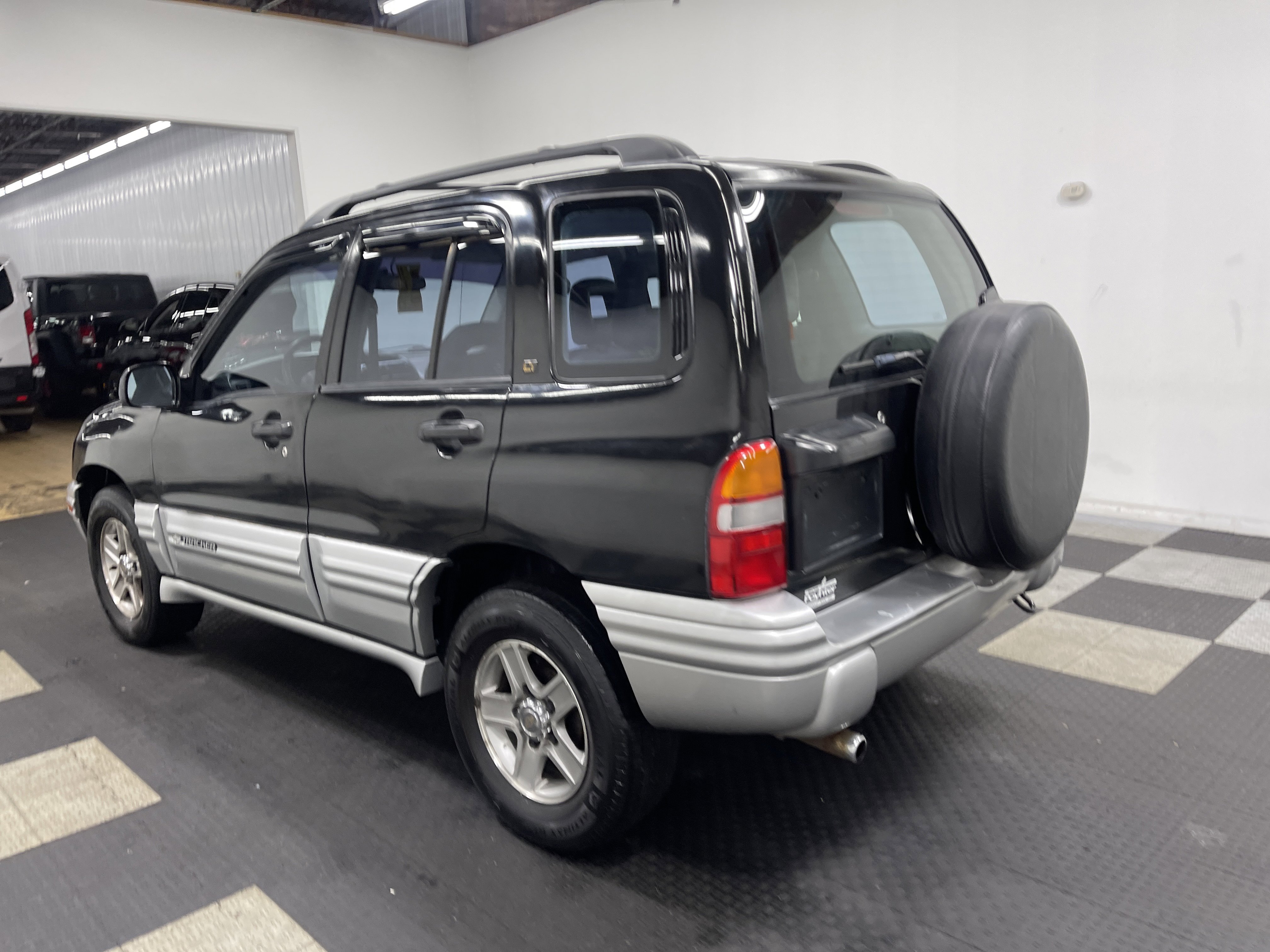 Used 2002 Chevrolet Tracker LT image 2