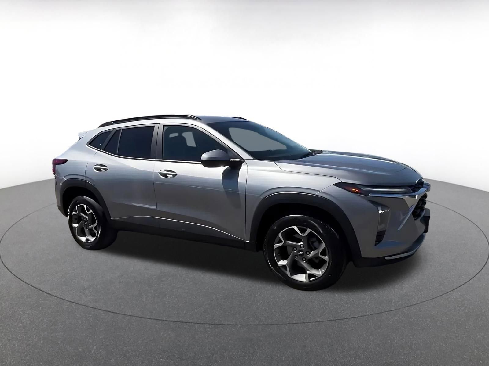 Used 2025 Chevrolet Trax LT FWD image 2