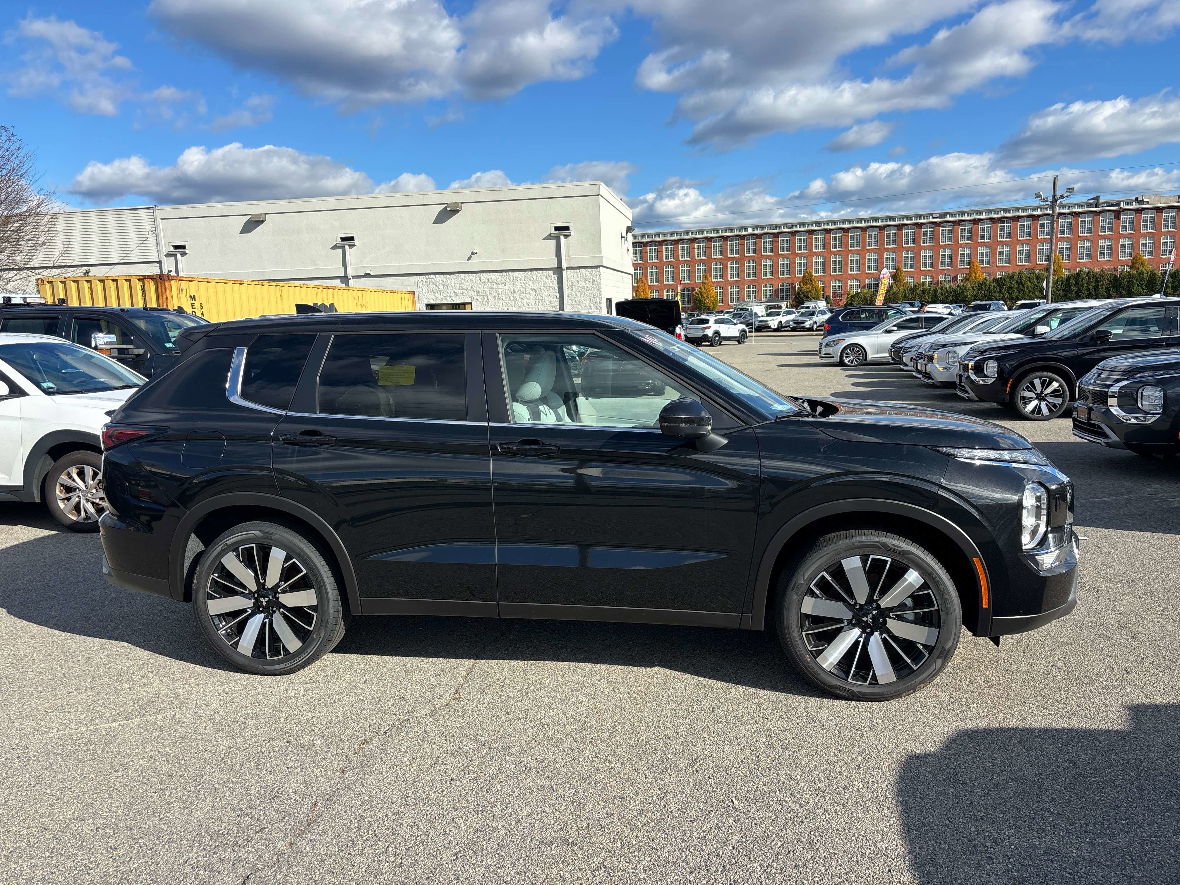 New 2025 Mitsubishi Outlander SE image 2