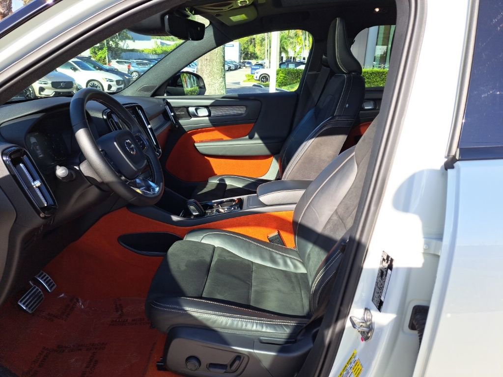 Used 2021 Volvo XC40 T4 R-Design w/ Protection Package Premier image 14