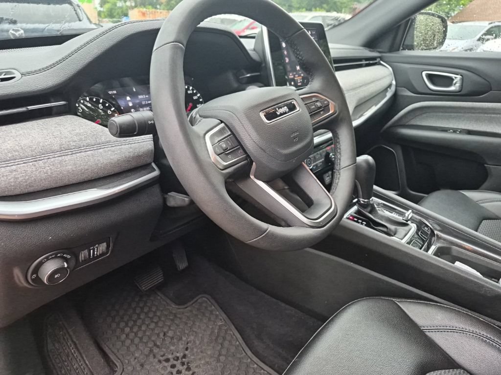 Used 2025 Jeep Compass Latitude w/ Sun & Sound Group AWD/4WD image 7