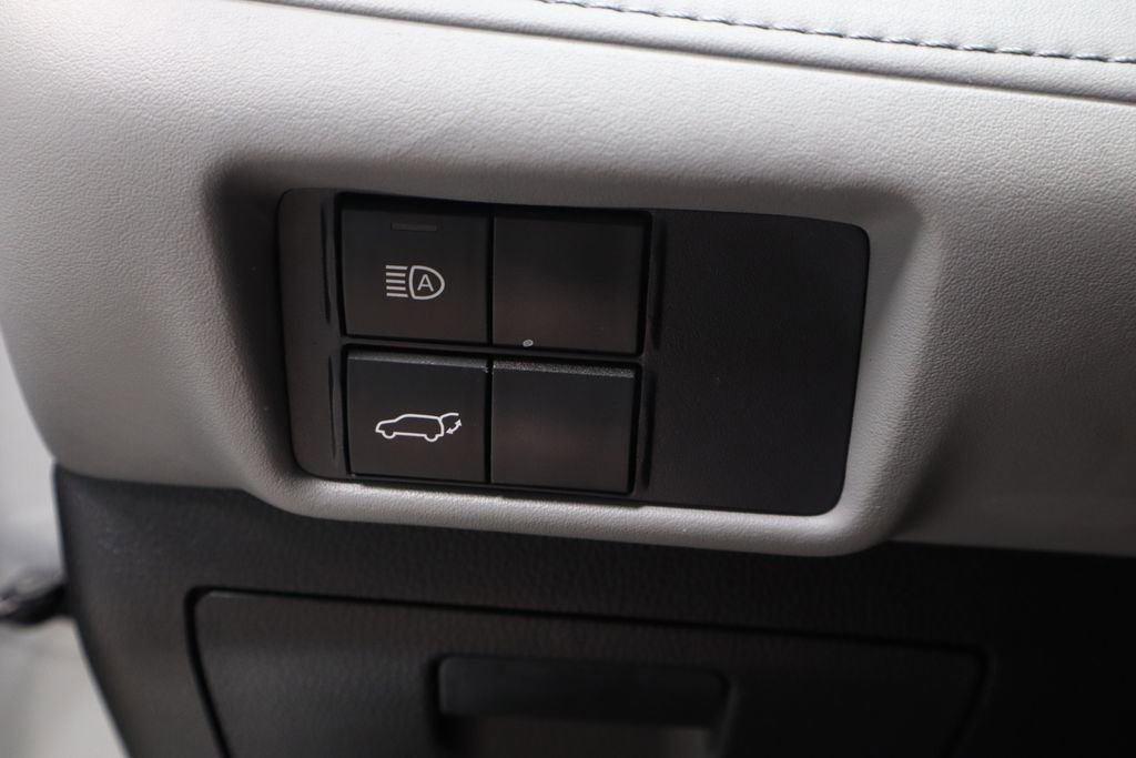 Used 2021 Toyota Highlander LE image 27