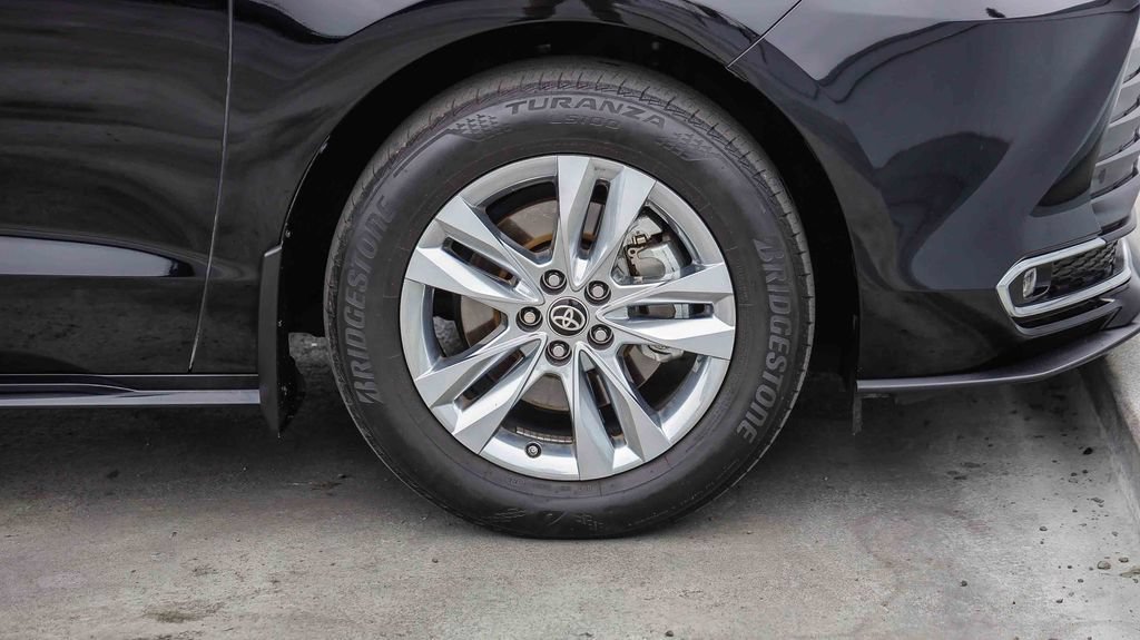 Used 2024 Toyota Sienna XLE w/ XLE Plus Package FWD image 11