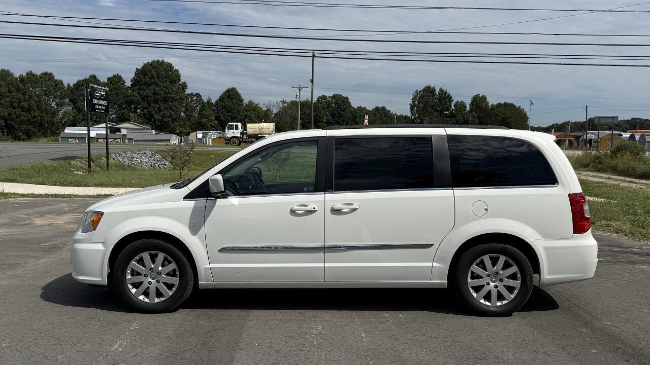 Used 2013 Chrysler Town & Country Touring image 4