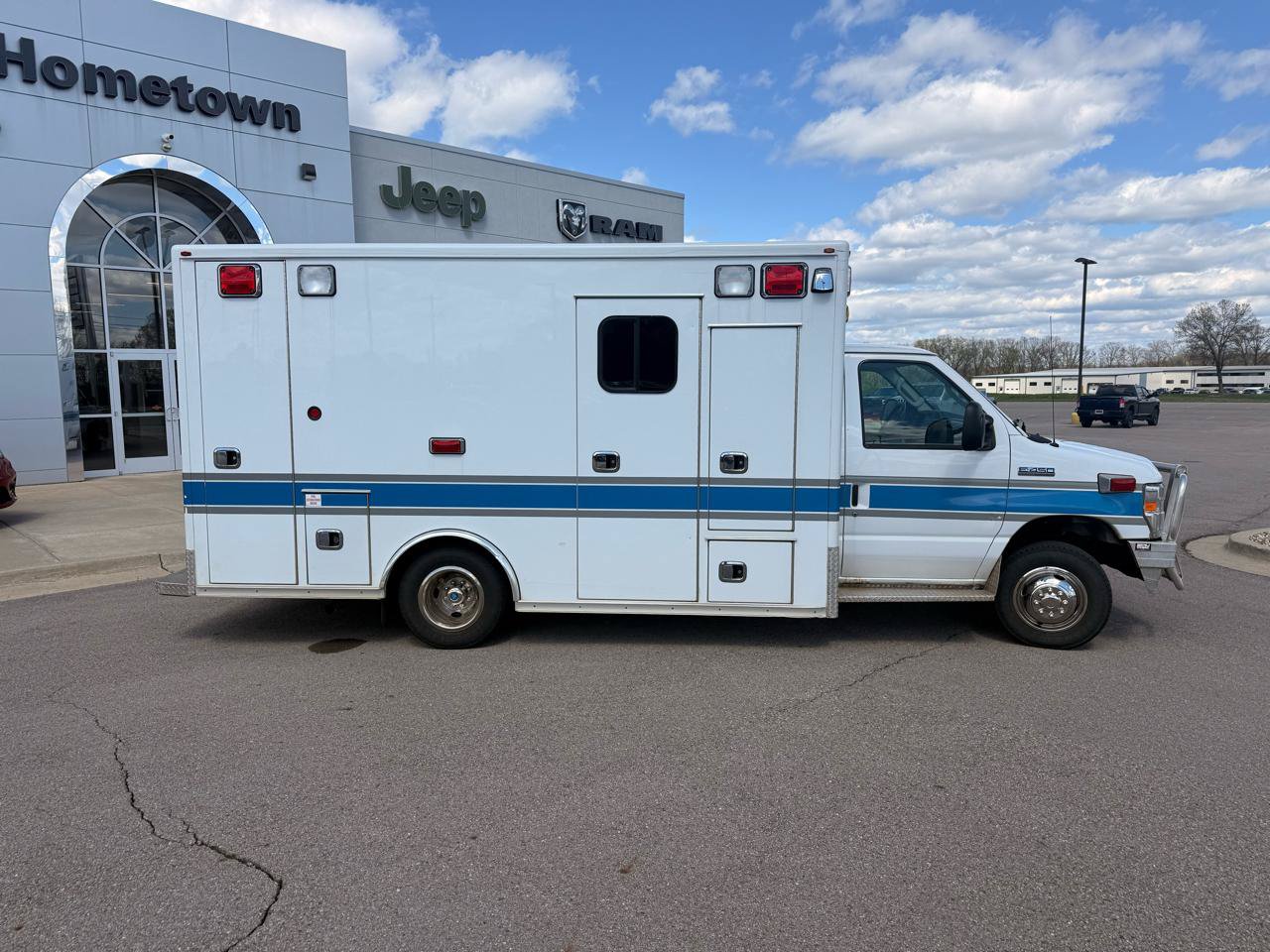 Used 2017 Ford E-450 and Econoline 450 Super Duty w/ Ambulance Prep Package RWD image 2