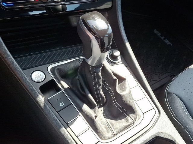Certified 2025 Volkswagen Jetta SE FWD image 18