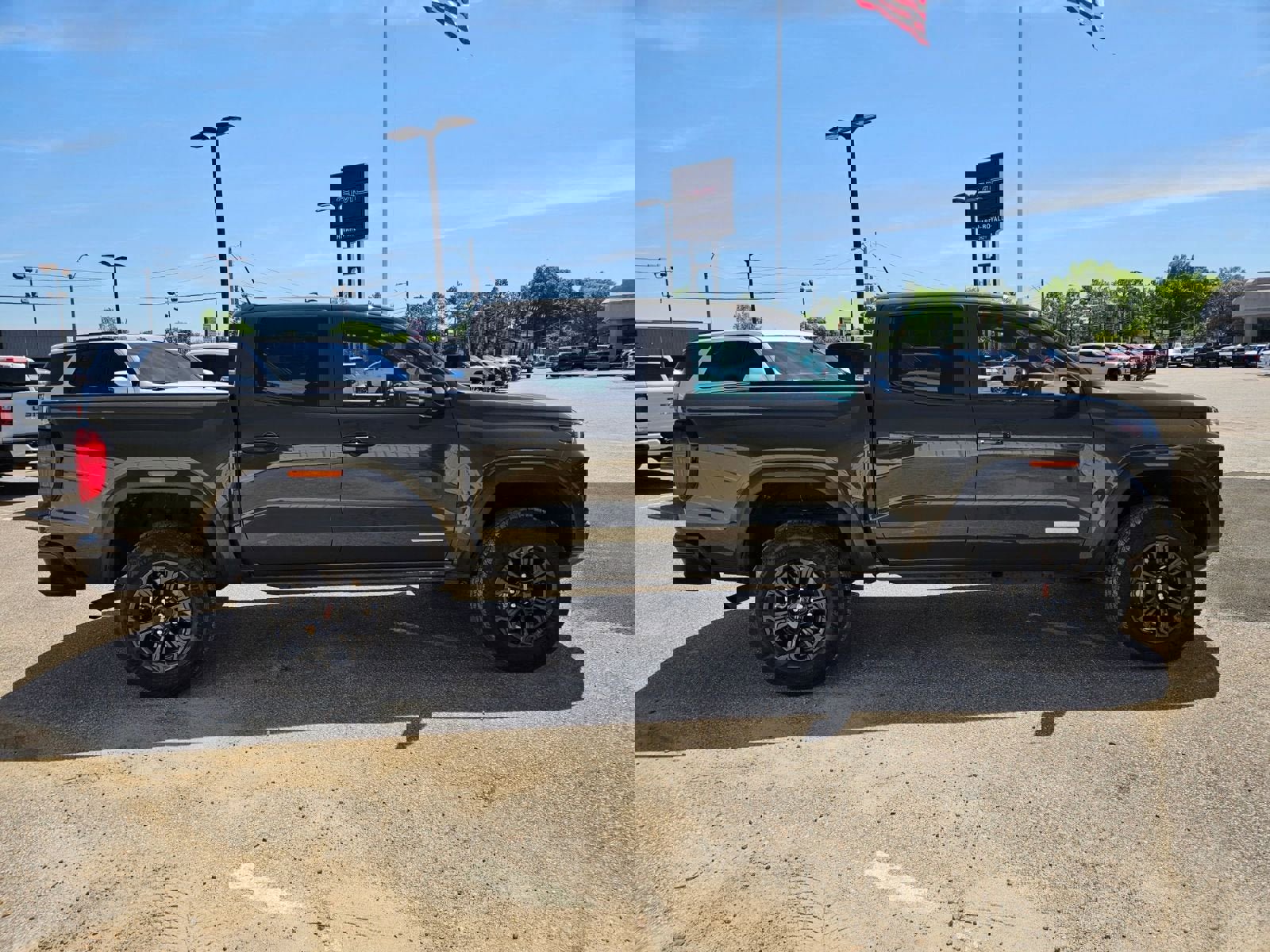 Used 2024 GMC Canyon Elevation image 7