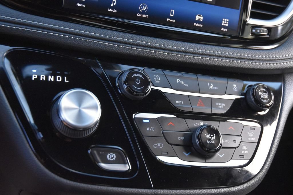 Used 2021 Chrysler Pacifica Touring-L w/ Uconnect Theater Family Group FWD image 22